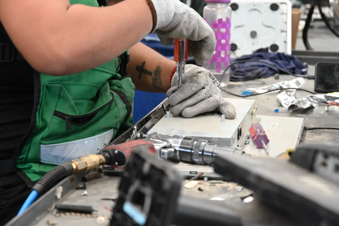 Técnico de FDN desarmando equipo electrónico en planta